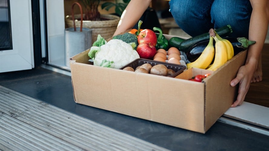 Dueño de restaurante entrega alimentos a afectados por la emergencia. Foto: Getty Images