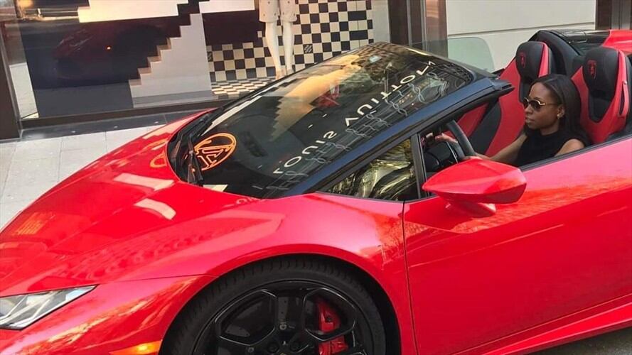 Jenny Ambuila presumía un lujoso Lamborghini en sus redes sociales. Foto: Facebook Jenny Ambuila