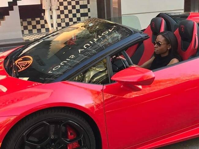 Jenny Ambuila presumía un lujoso Lamborghini en sus redes sociales. Foto: Facebook Jenny Ambuila