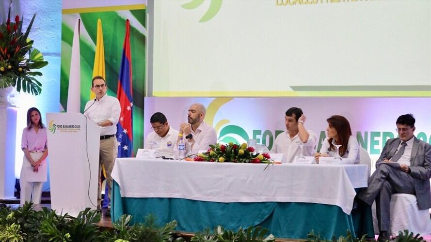 Andrés Valencia, ministro de Agricultura, durante el foro organizado por la asociación Asbama. Foto: Cortesía Minagricultura
