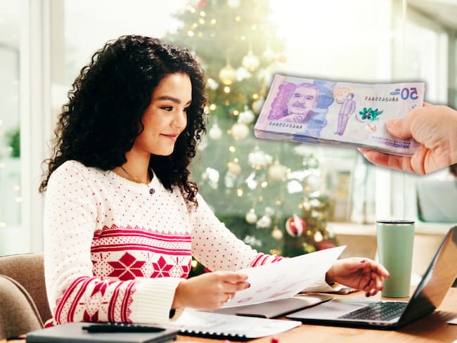 Mujer en un entorno laboral durante Navidad y al lado billetes colombianos (Fotos vía Getty Images)