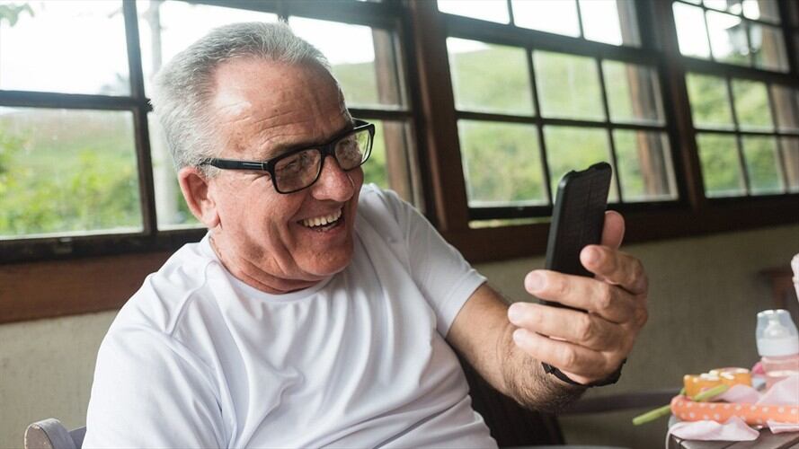 Imagen de referencia de un hombre usando un celular. Foto: Getty Images / Igor Alecsander