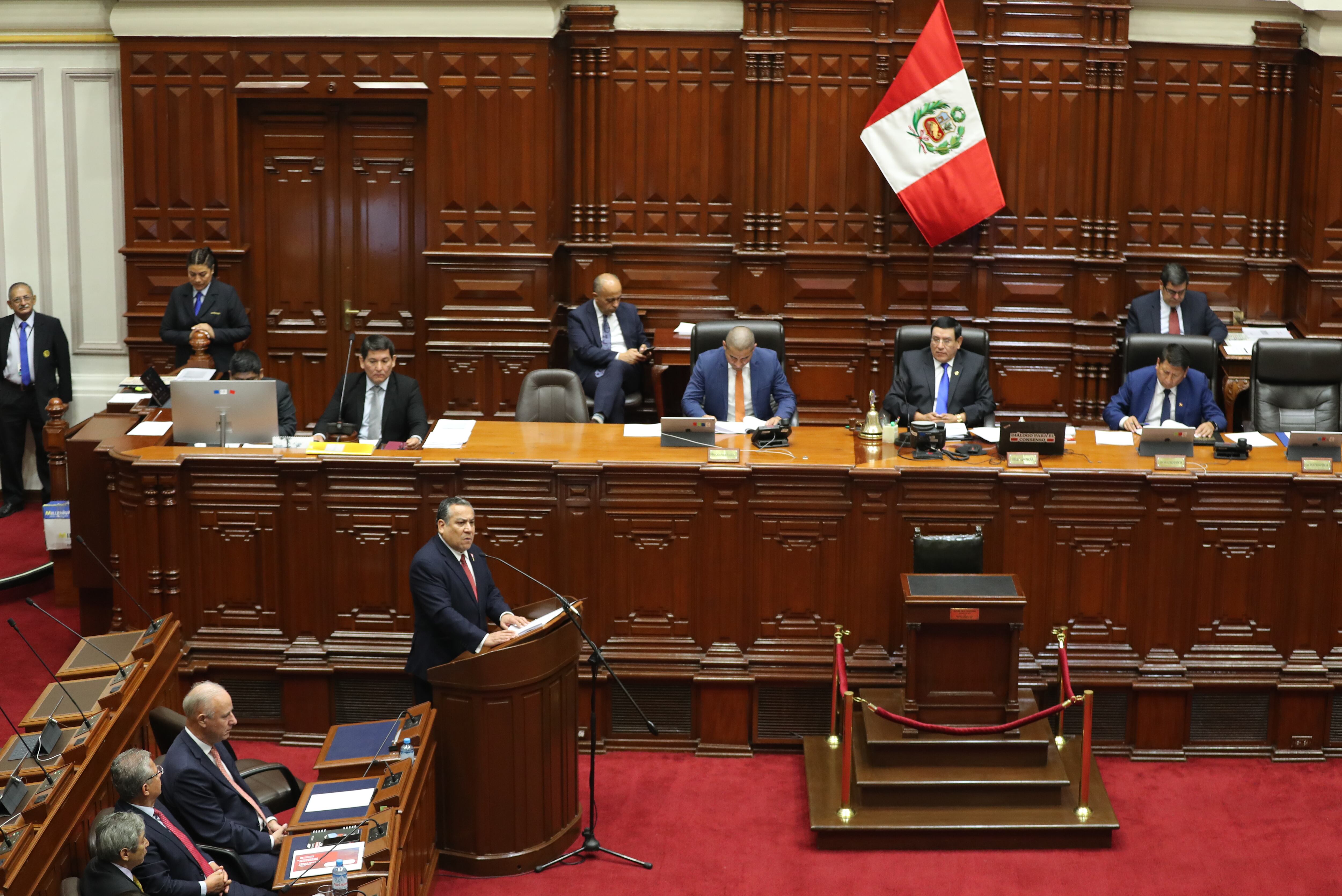 El primer ministro de Perú, Gustavo Adrianzén, acude al Congreso para pedir el voto de confianza al Parlamento. Foto: EFE/Paolo Aguilar
