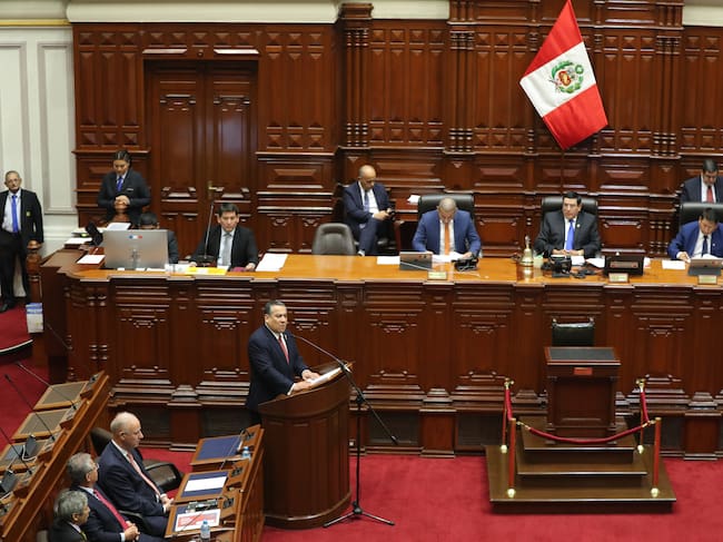 El primer ministro de Perú, Gustavo Adrianzén, acude al Congreso para pedir el voto de confianza al Parlamento. Foto: EFE/Paolo Aguilar