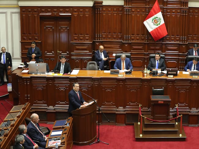 El primer ministro de Perú, Gustavo Adrianzén, acude al Congreso para pedir el voto de confianza al Parlamento. Foto: EFE/Paolo Aguilar