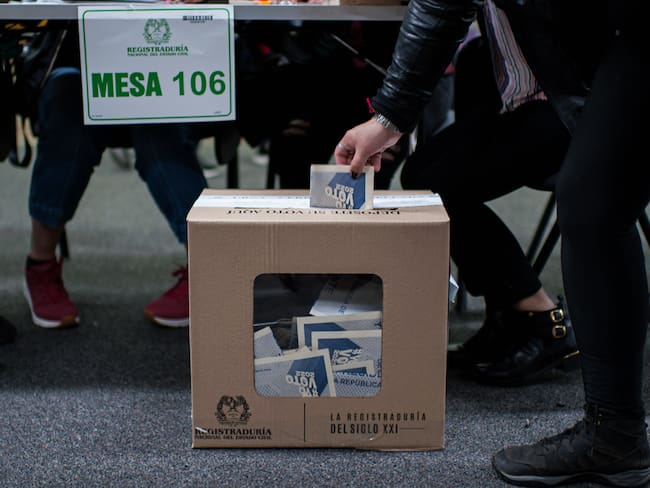 Persona ejerciendo su derecho al voto durante una jornada de elecciones en Colombia (Foto vía Getty Images)