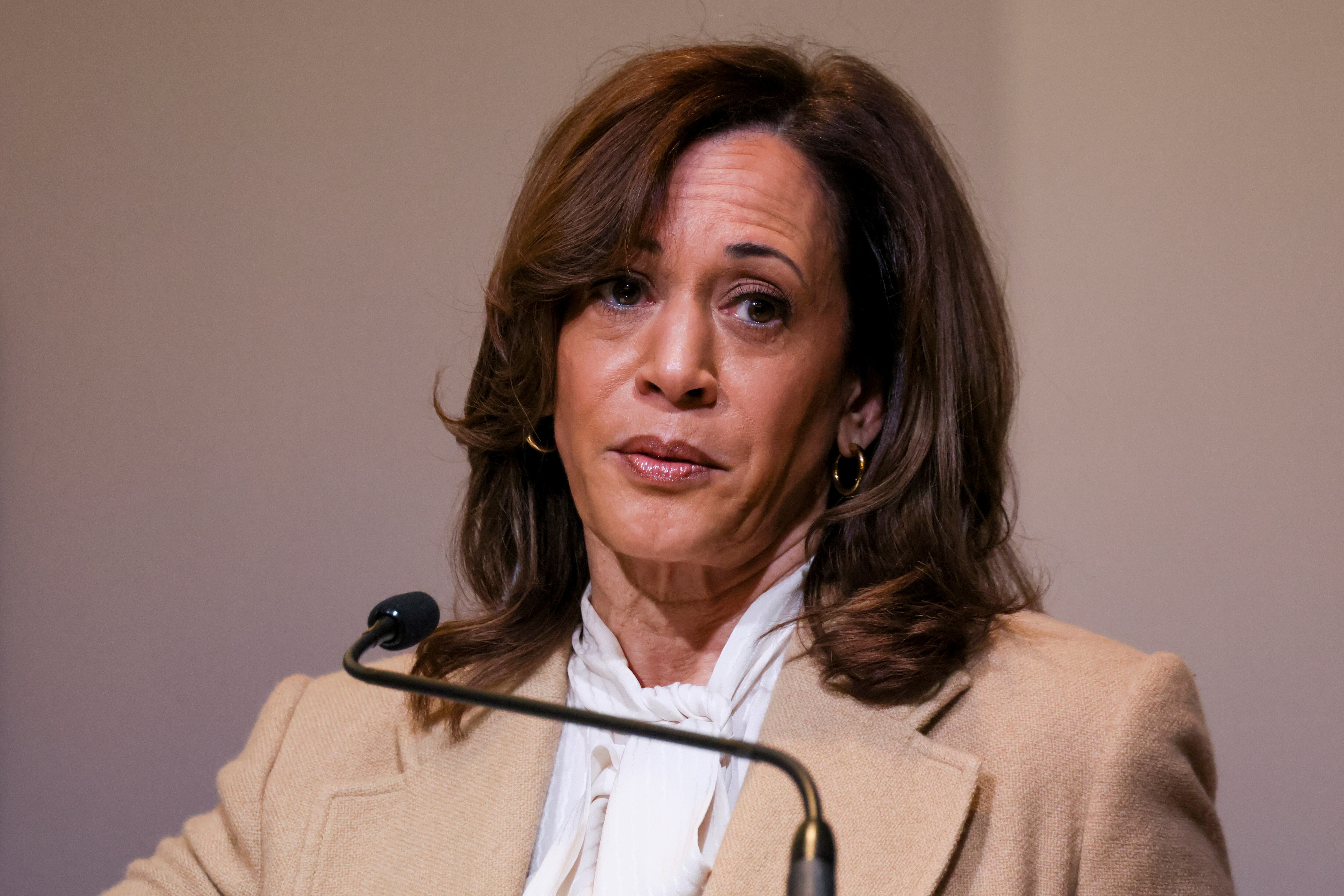 La ex vicepresidenta Kamala Harris habla en la Cumbre Leading Women Defined en el Ritz-Carlton el jueves 3 de abril de 2025 en Dana Point, CA. (Juliana Yamada / Los Angeles Times vía Getty Images)