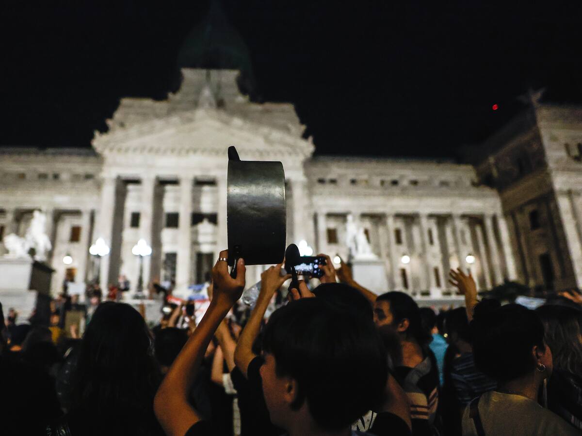 Buenos Aires recibe con un “cacerolazo” el plan de choque económico de Milei