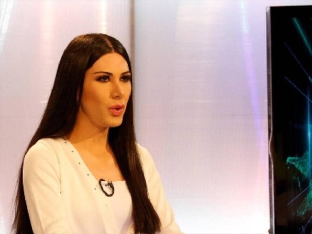 Ella es Leonie Dorado, la primera presentadora transgénero de la televisión boliviana