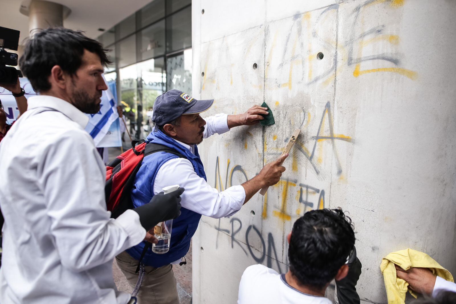 Vandalización de la Embajada de Israel | Foto: Colprensa