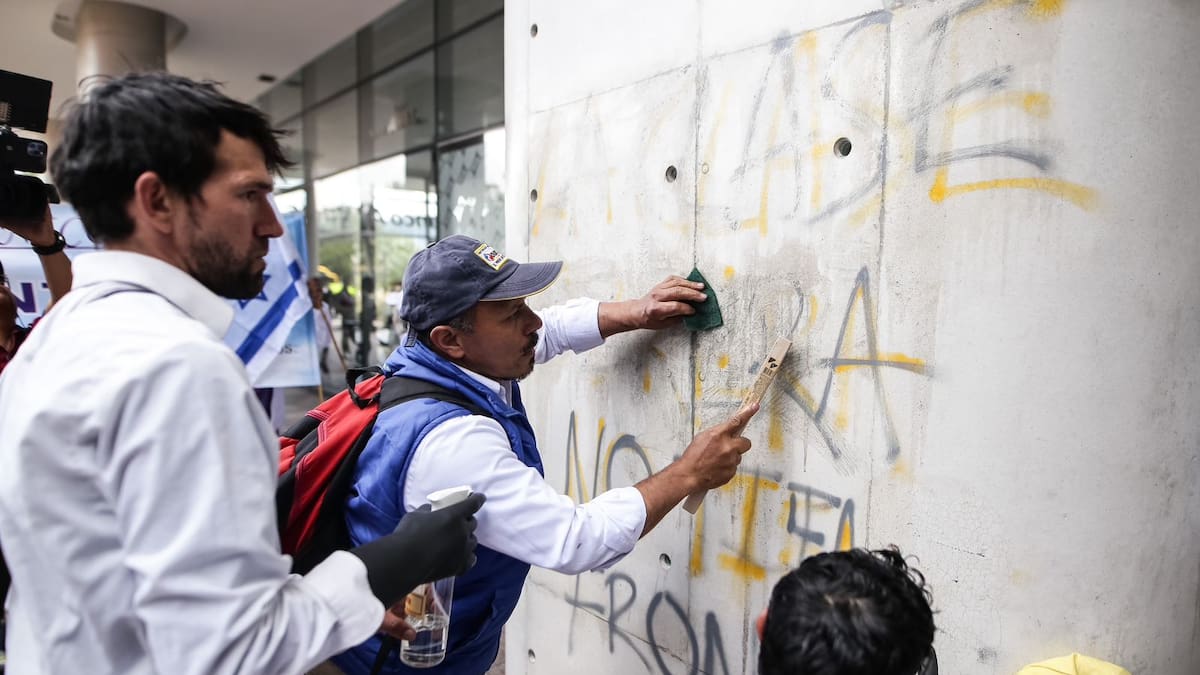 Reforzarán seguridad en Embajada de Israel tras hechos vandálicos contra sede en Bogotá
