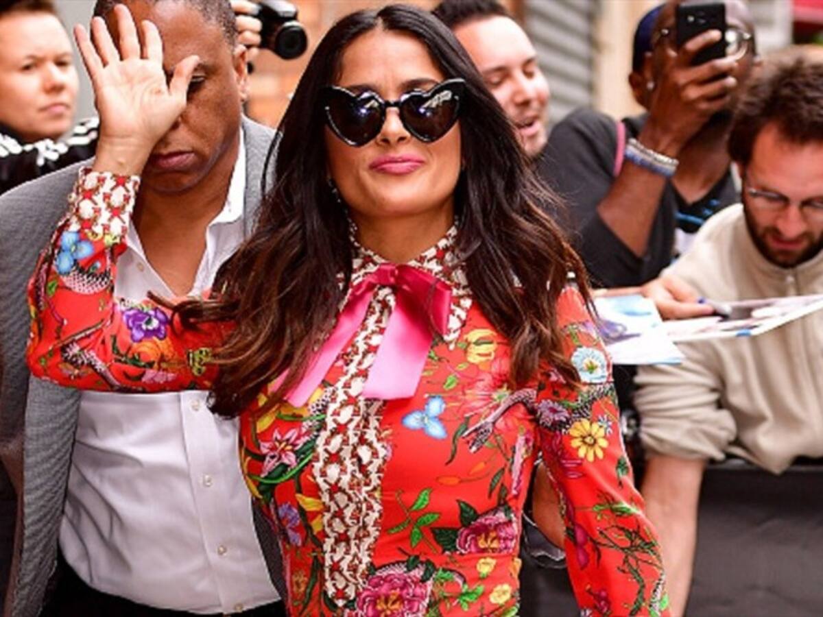 Salma Hayek luce sus canas con orgullo
