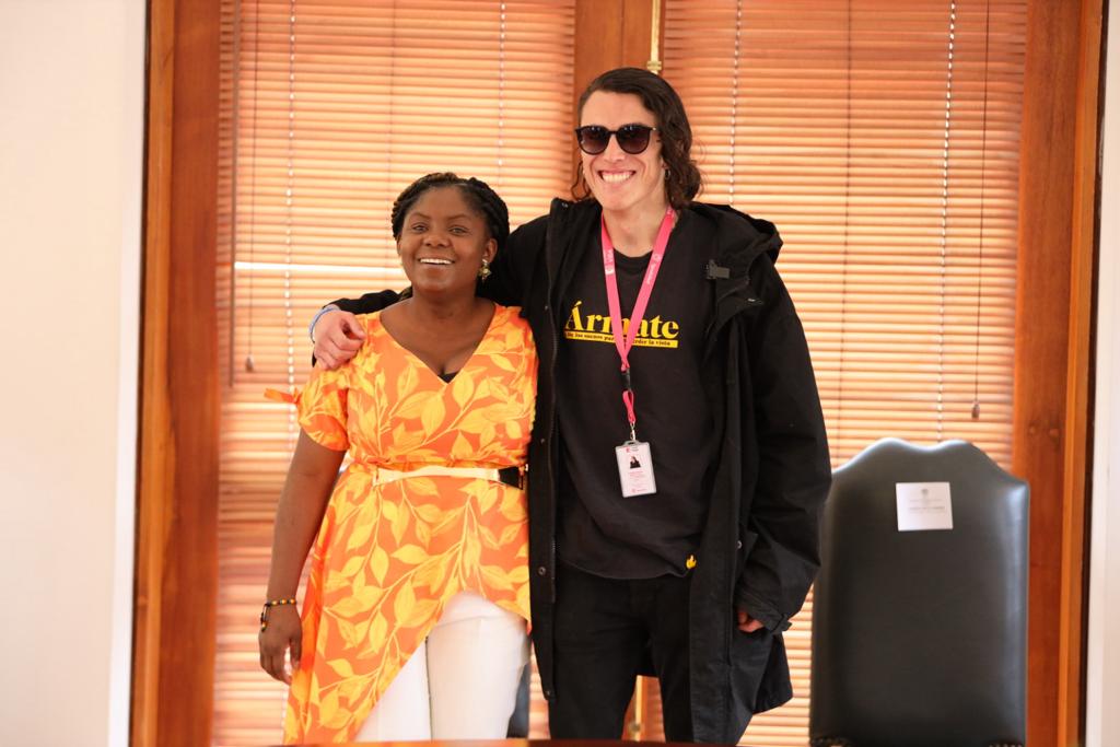 Vicepresidenta y ministra de Igualdad, Francia Márquez, junto a Gareth Sella, viceministro de la Juventud. (Foto: Vicepresidencia)