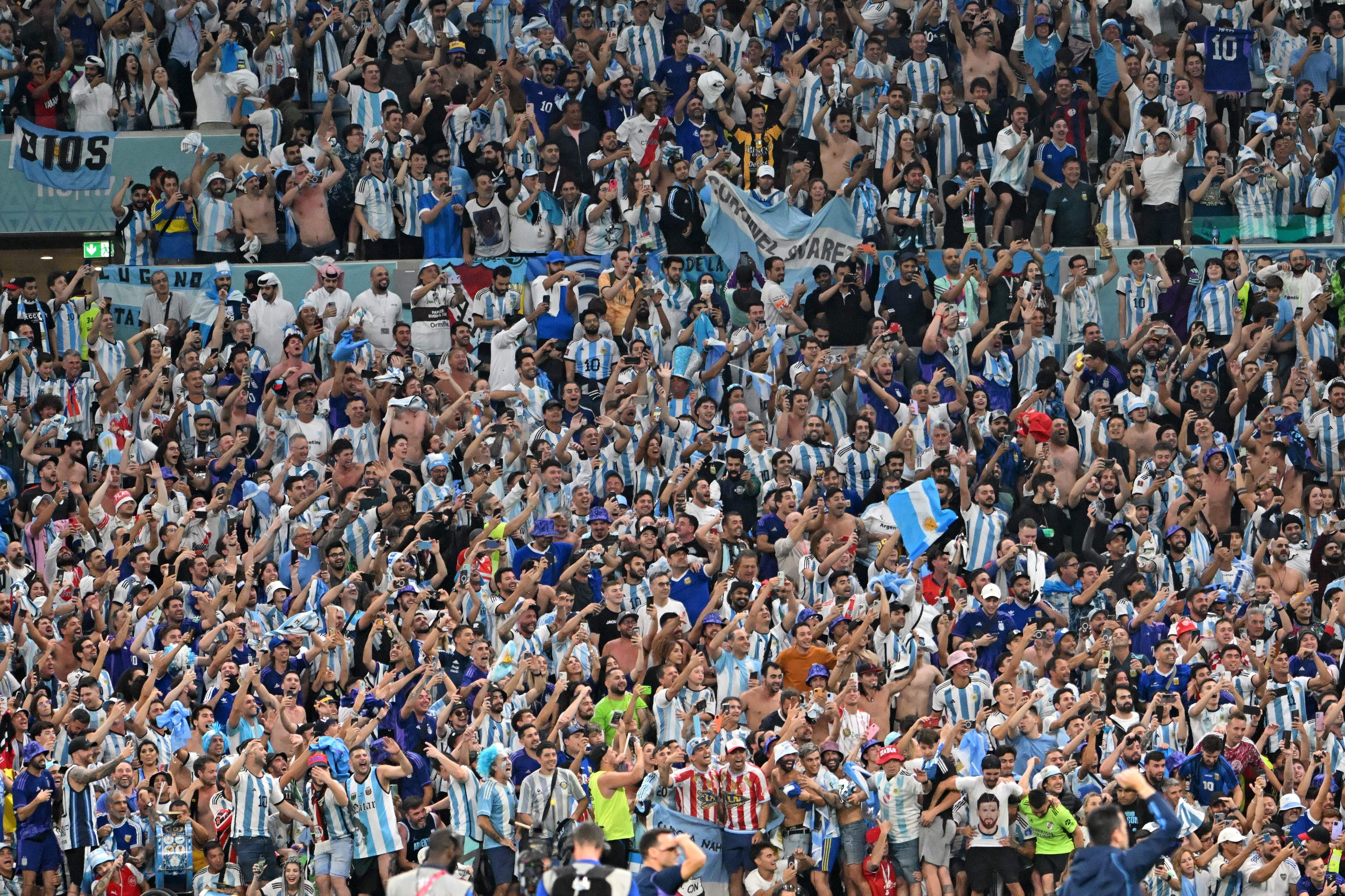 Hinchas de Argentina en Qatar. (Photo by Alberto PIZZOLI / AFP) (Photo by ALBERTO PIZZOLI/AFP via Getty Images)