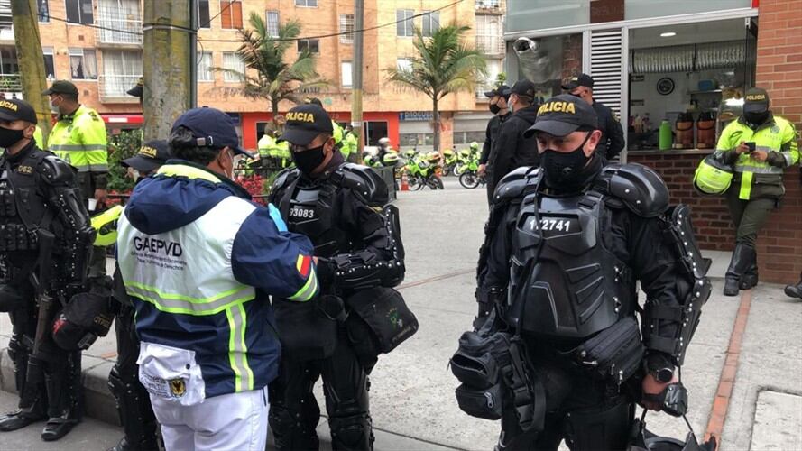 Funcionarios de la Defensoría del Pueblo verificaron los implementos que utilizará el ESMAD en el control de posibles disturbios. Foto: Cortesía