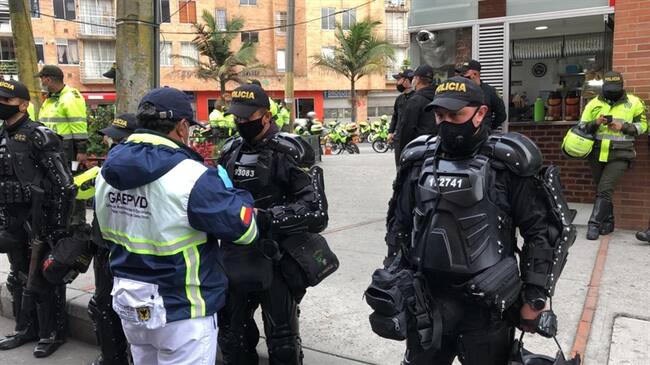 Funcionarios de la Defensoría del Pueblo verificaron los implementos que utilizará el ESMAD en el control de posibles disturbios. Foto: Cortesía