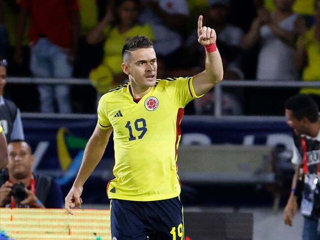Rafael Santos Borré de Colombia celebra su gol hoy, en un partido de las Eliminatorias Sudamericanas para la Copa Mundial de Fútbol 2026 entre Colombia y Venezuela en el estadio Metropolitano en Barranquilla (Colombia). EFE/ Mauricio Dueñas Castañeda