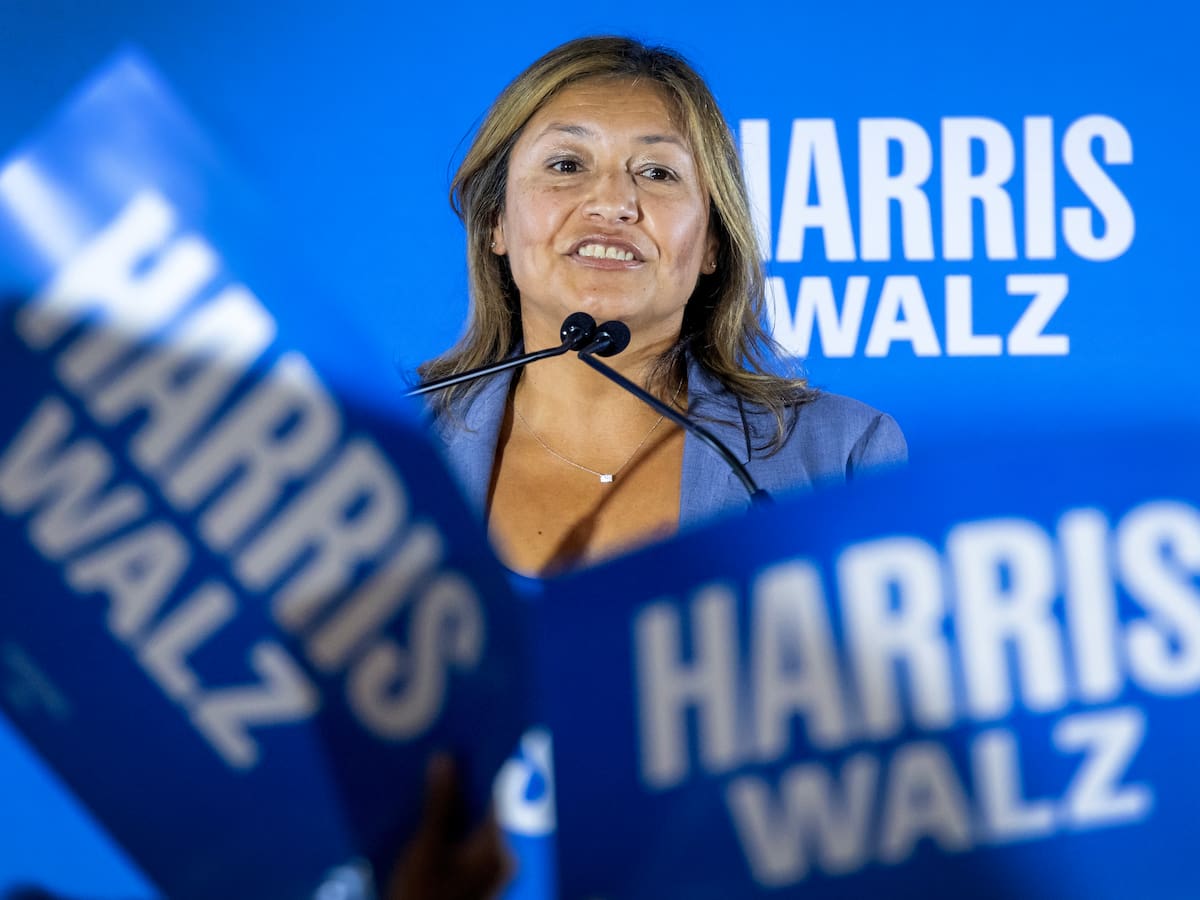 Jefa de la campaña de Harris advierte que retórica de Trump “tiene consecuencias reales”