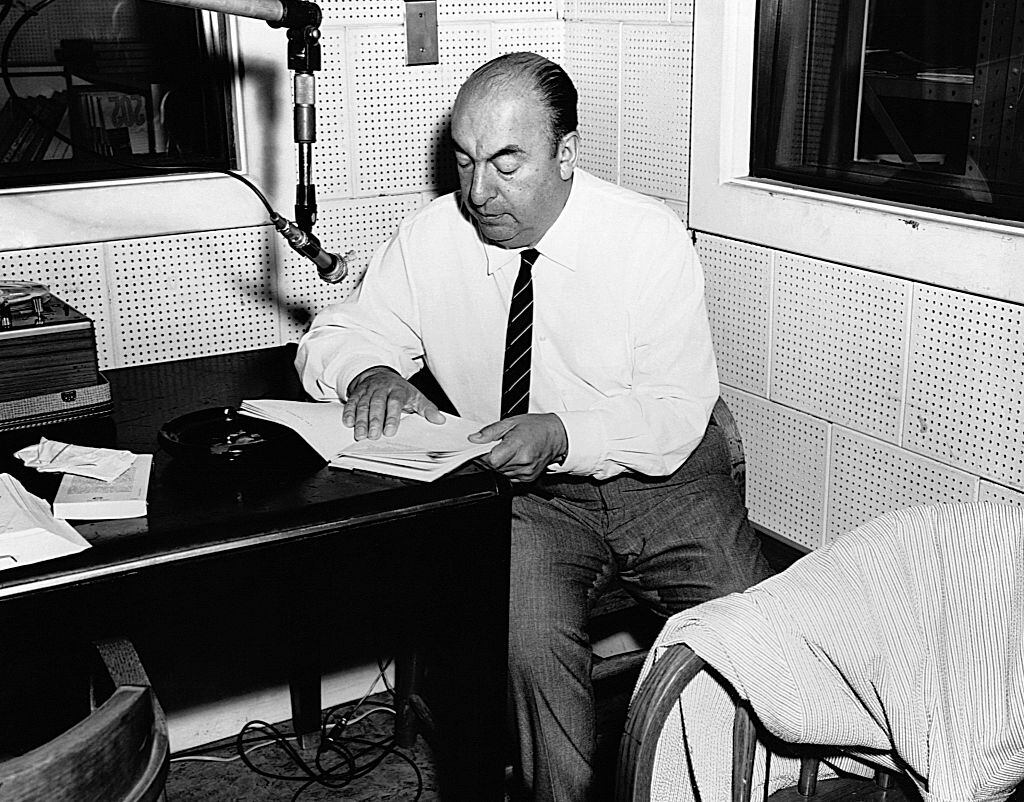 Pablo Neruda leyendo una poesía. Foto: CORBIS/Historical/Corbis via Getty Images