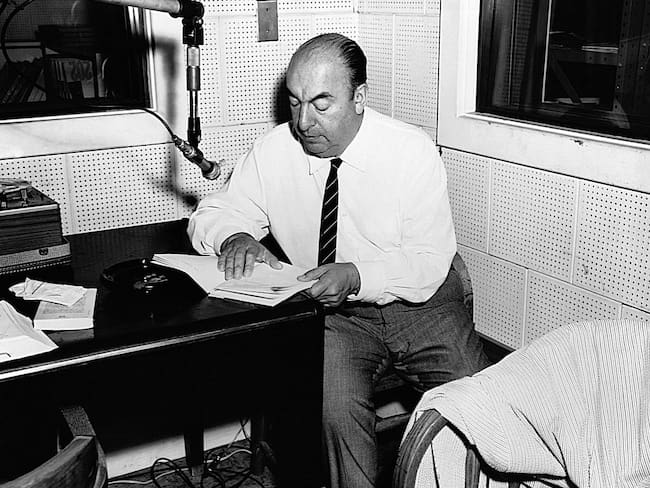 Pablo Neruda leyendo una poesía. Foto: CORBIS/Historical/Corbis via Getty Images