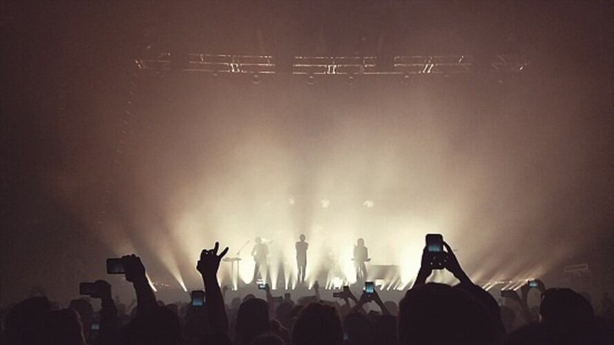 Un cantante se desnuda frente a menores durante un concierto en Castellón. Foto: Getty Images