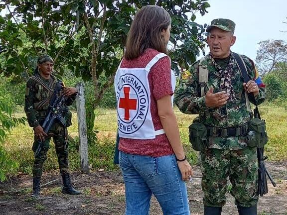 Fueron liberadas dos personas que habían sido secuestradas por las disidencias de las Farc. Cortesía: CICR, córtenla como les plazca para que quede horizontal o utilizable al menos.
