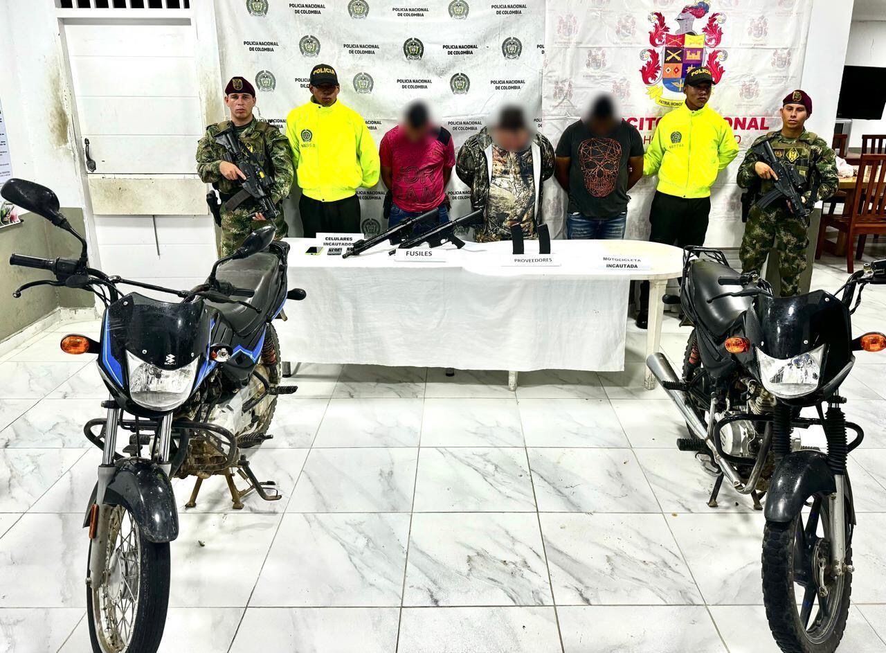 Tres hombres capturados y dos fusiles incautados dejan operativos de la Policía en Córdoba. Foto: prensa Policía - Ejército.