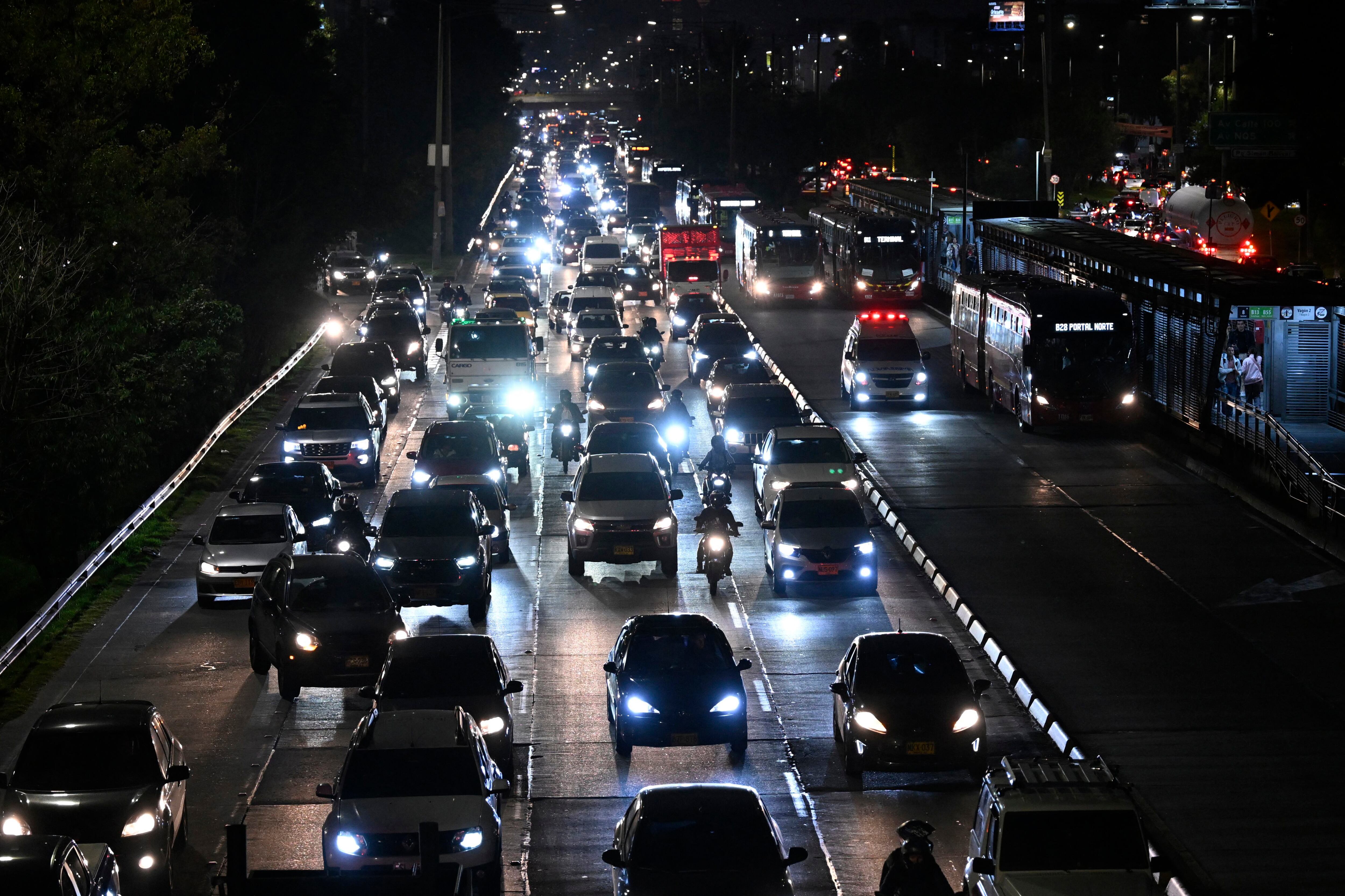 Vehículos son vistos durante un atasco de tráfico en Bogotá el 20 de diciembre de 2024. (PABLO VERA/AFP vía Getty Images)