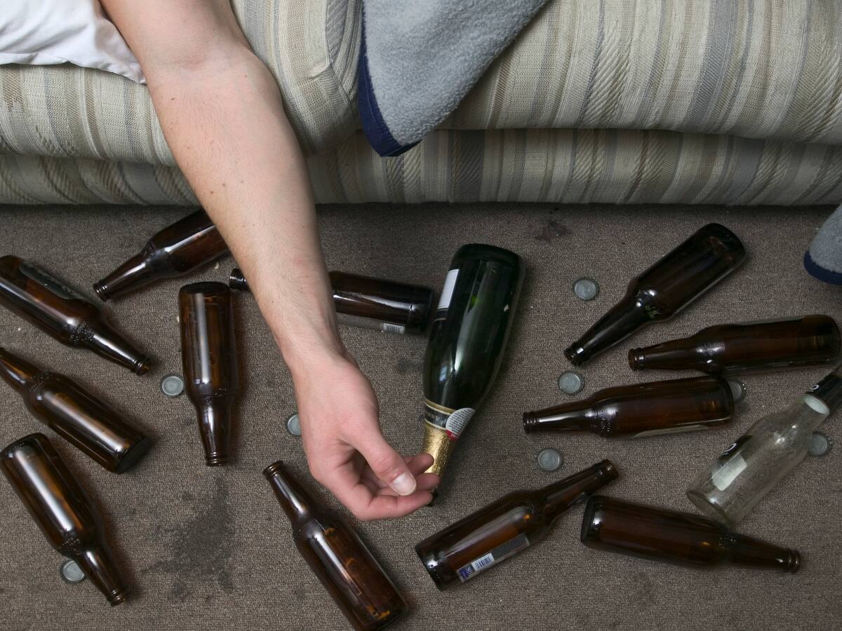 ¿Cómo se sabe que una persona es alcohólica?: diferencias y síntomas, según experto