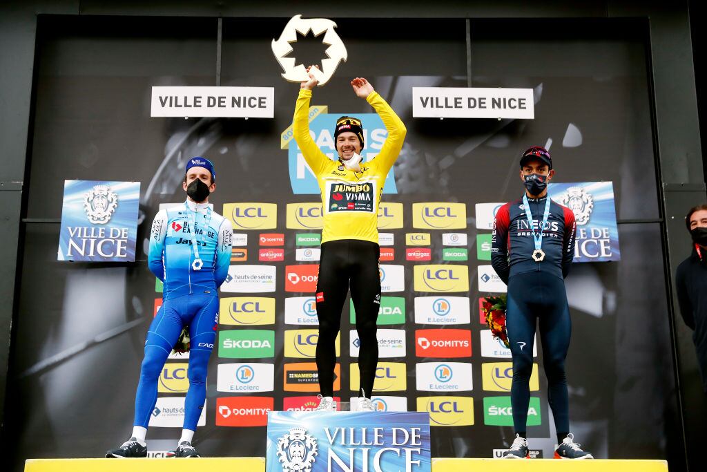 Simon Yates en segundo lugar, Daniel Felipe Martinez en tercer puesto y Primoz Roglic en el primer puesto como campeón. (Photo by Bas Czerwinski/Getty Images)