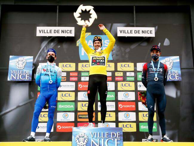 Simon Yates en segundo lugar, Daniel Felipe Martinez en tercer puesto y Primoz Roglic en el primer puesto como campeón. (Photo by Bas Czerwinski/Getty Images)