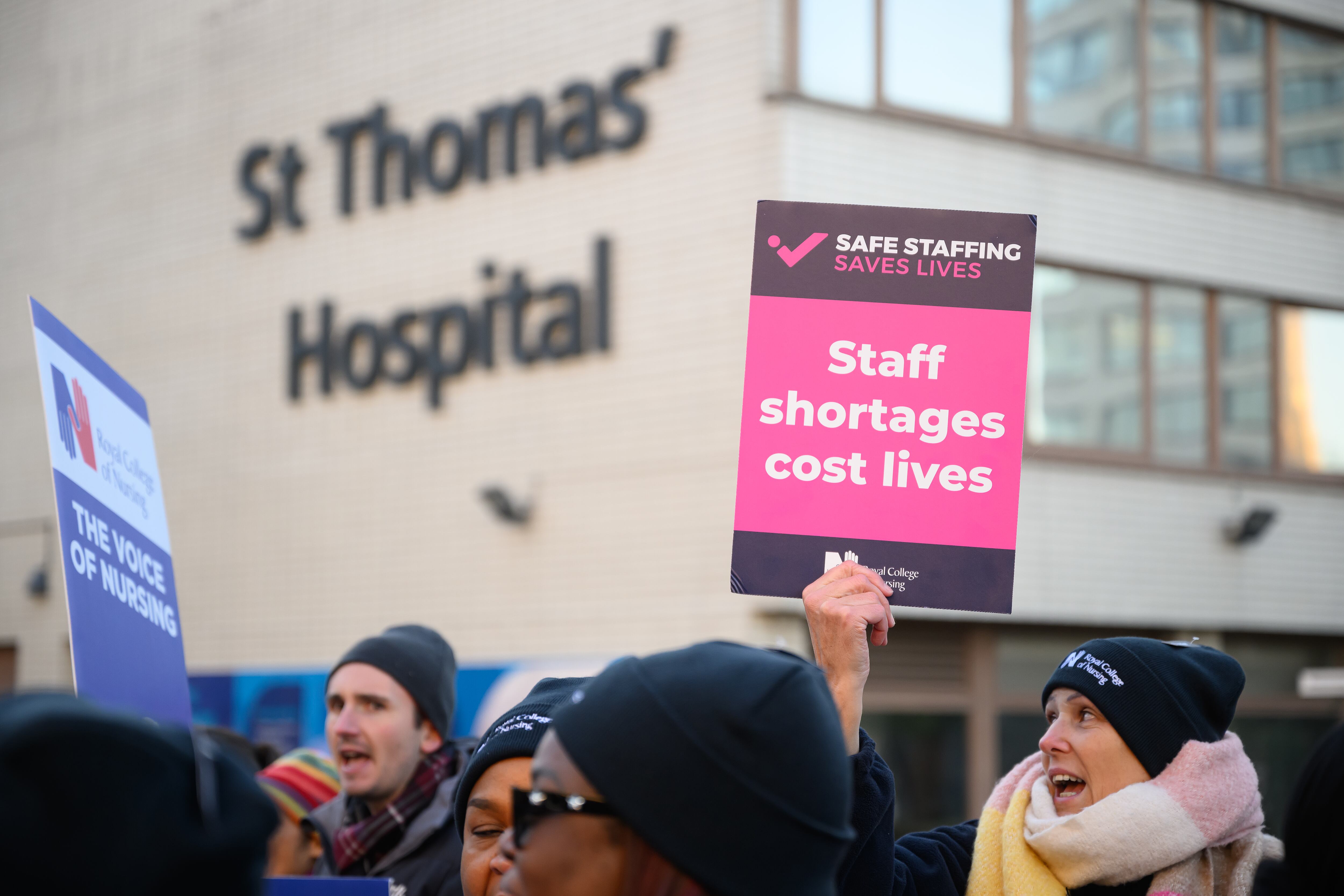 Enfermeras y simpatizantes se reúnen para manifestarse frente al hospital ST Thomas en Westminster el 15 de diciembre de 2022 en Londres, Inglaterra.