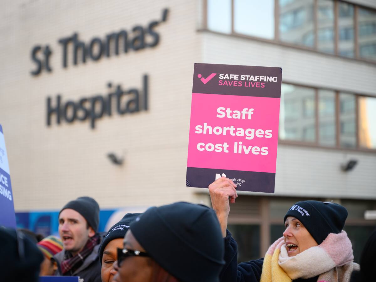 Enfermeros de Reino Unidos se unen a las protestas para exigir mejores salarios