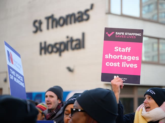 Enfermeras y simpatizantes se reúnen para manifestarse frente al hospital ST Thomas en Westminster el 15 de diciembre de 2022 en Londres, Inglaterra.