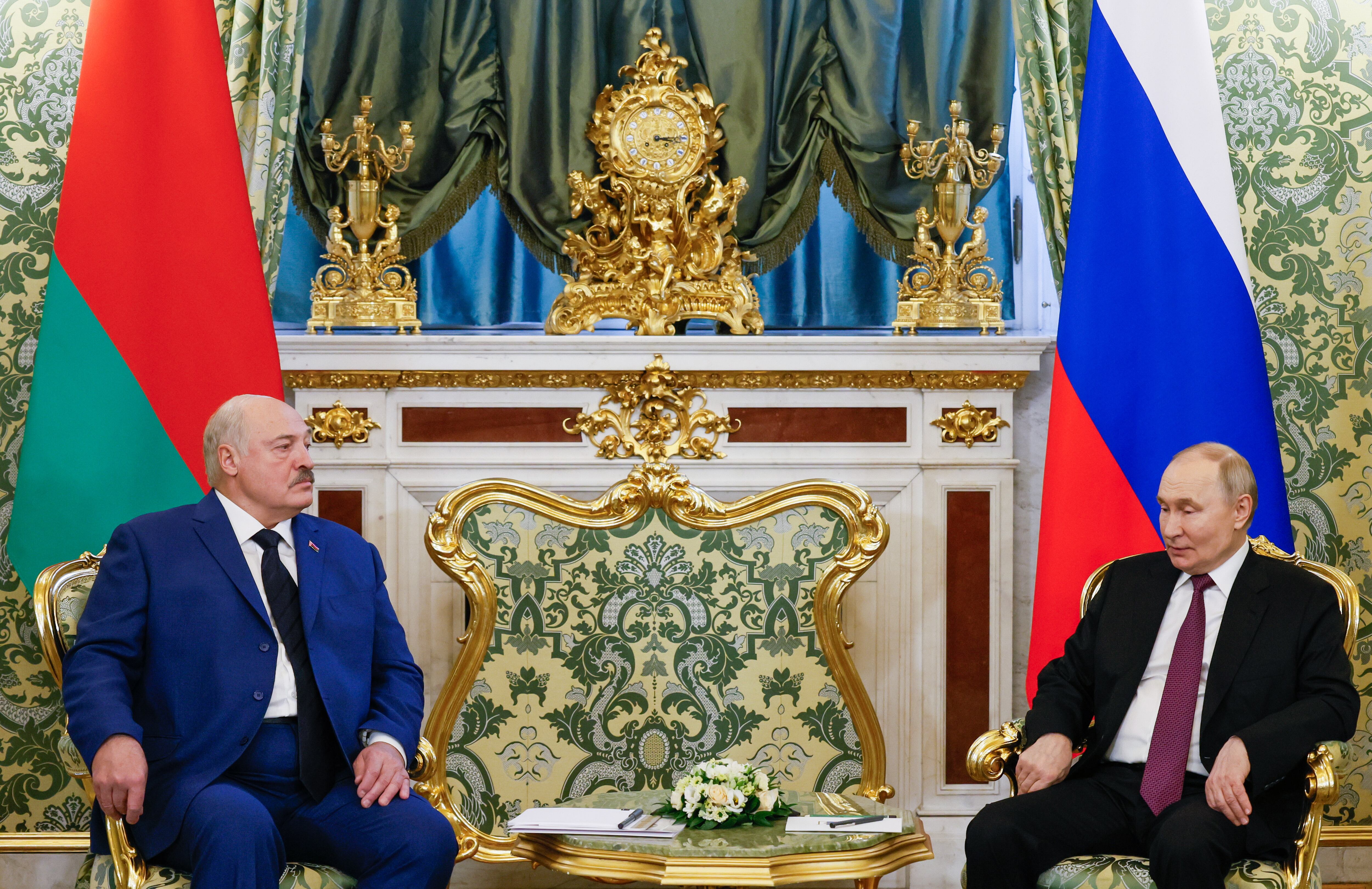  Alexander Lukashenko y Vladimir Putin. FOTO: EFE/EPA/MAXIM SHEMETOV/POOL