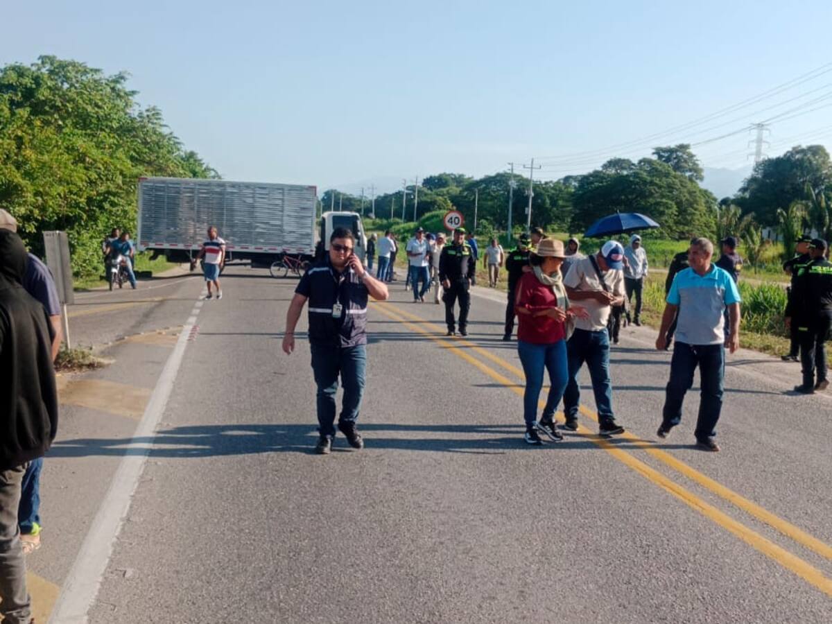 Bloqueo en la Troncal de Oriente a la altura del municipio de Aracataca, Magdalena