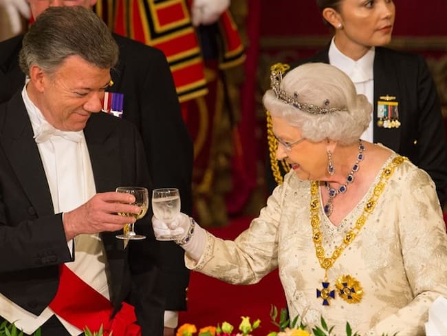 La reina de Gran Bretaña, Isabel II, felicitó al presidente Juan Manuel Santos por su contribución en las relaciones internacionales. Foto: Getty Images