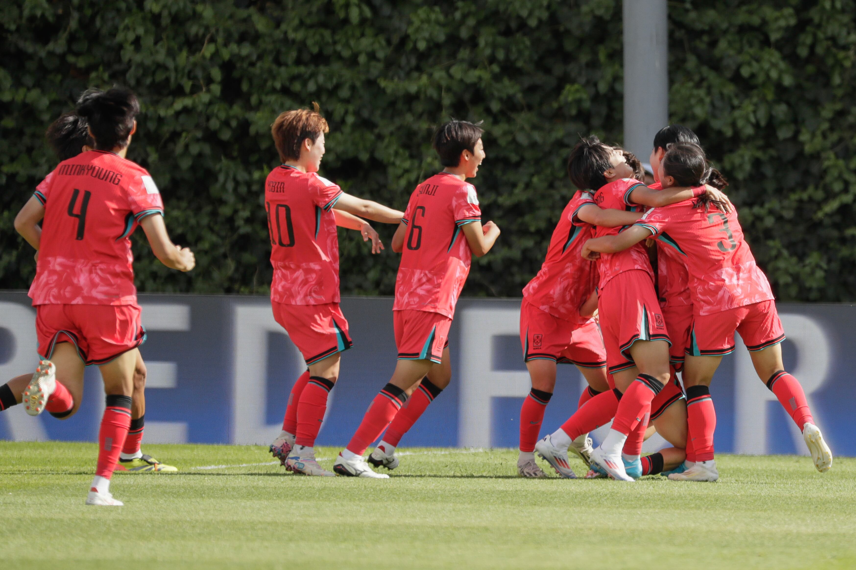 Jugadoras de República de Corea celebran un gol este sábado, en un partido del grupo D de la Copa Mundial Femenina sub-20 entre las selecciones de República de Corea y Alemania en el estadio de Techo en Bogotá (Colombia). EFE/ Carlos Ortega