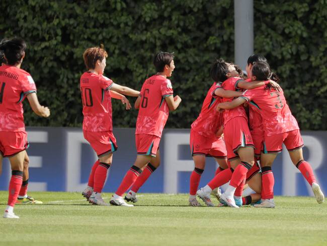 Jugadoras de República de Corea celebran un gol este sábado, en un partido del grupo D de la Copa Mundial Femenina sub-20 entre las selecciones de República de Corea y Alemania en el estadio de Techo en Bogotá (Colombia). EFE/ Carlos Ortega