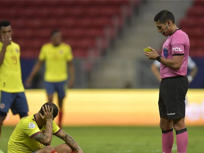 Edwin Cardona, jugador de la Selección Colombia amonestado por el árbitro Jesús Valenzuela. Foto: Pedro Vilela/Getty Images