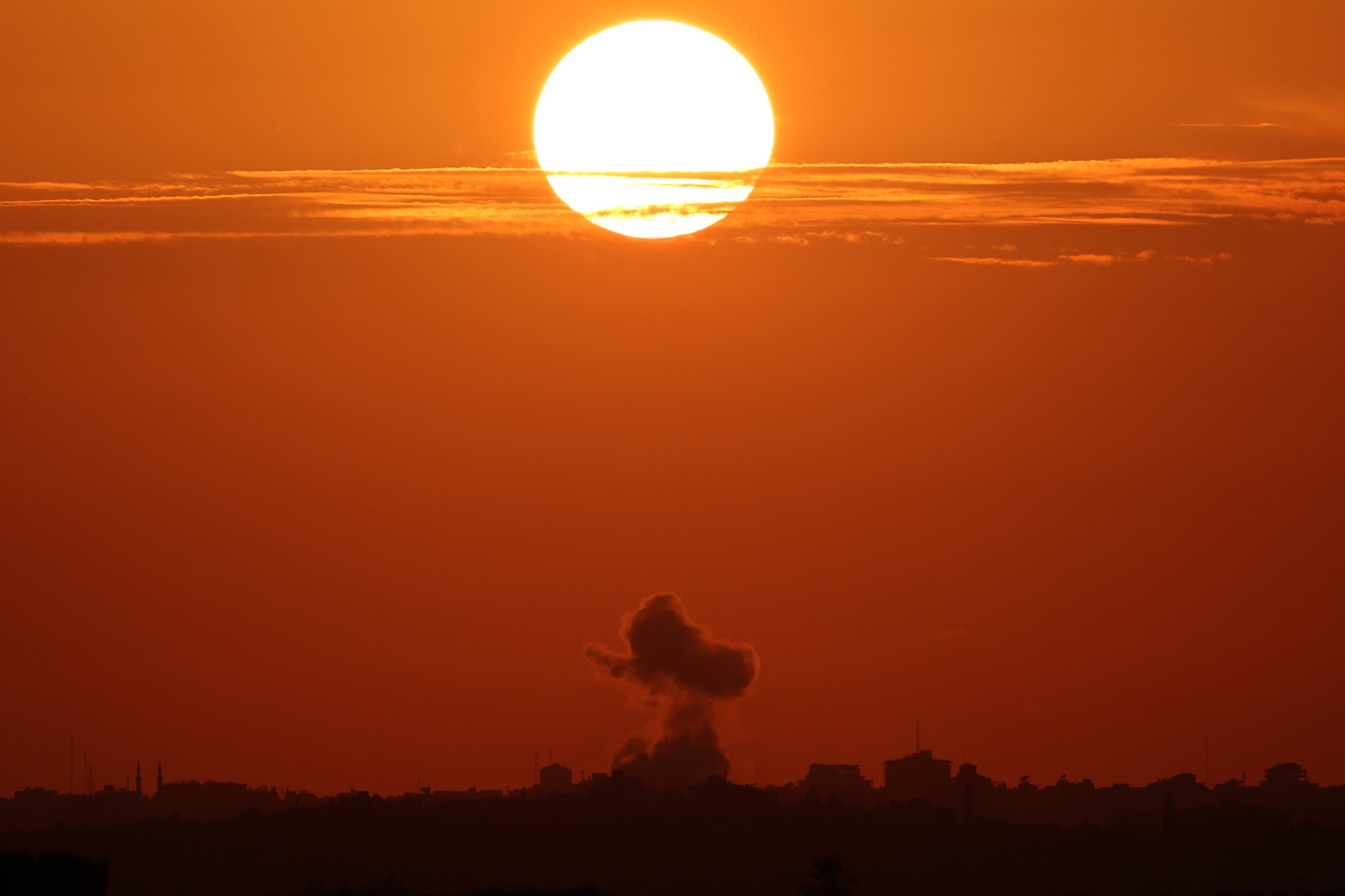 Sderot (Israel), 17/10/2023.- Una nube de humo se eleva en el norte de Gaza como resultado de un ataque aéreo israelí, visto desde la frontera de Israel con la Franja de Gaza, en el sur de Israel, este martes. Israel ha advertido a todos ciudadanos de la Franja de Gaza que se desplacen hacia el sur antes de la invasión prevista. EFE/ATEF SAFADI