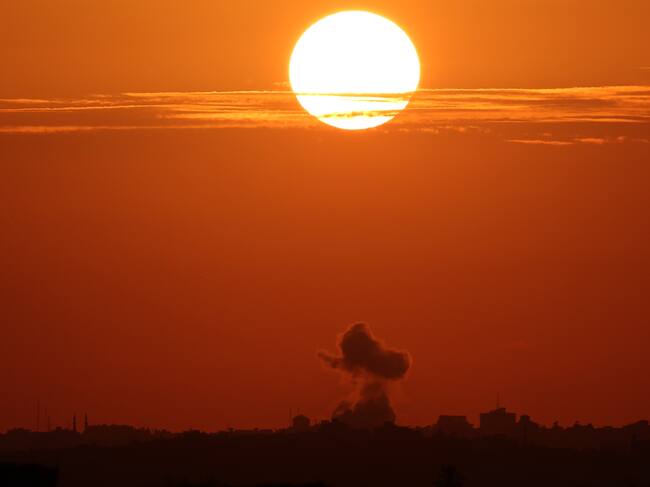Sderot (Israel), 17/10/2023.- Una nube de humo se eleva en el norte de Gaza como resultado de un ataque aéreo israelí, visto desde la frontera de Israel con la Franja de Gaza, en el sur de Israel, este martes. Israel ha advertido a todos ciudadanos de la Franja de Gaza que se desplacen hacia el sur antes de la invasión prevista. EFE/ATEF SAFADI