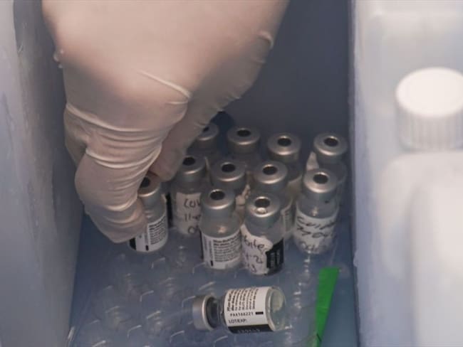 Las vacunas de Sinovac llegaron a las 4:57 de la tarde en el vuelo MP6161, de la aerolínea de carga neerlandesa MartinAir. Foto: Getty Images / DANIEL GARZÓN HERAZO