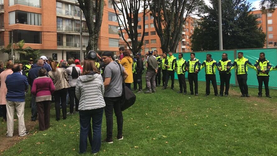 En el barrio Chicó protestan contra la instalación de una antena. Foto: Cortesía