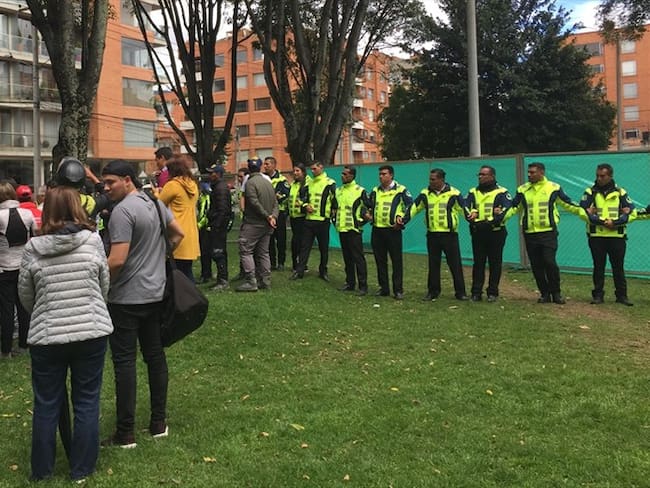 En el barrio Chicó protestan contra la instalación de una antena. Foto: Cortesía