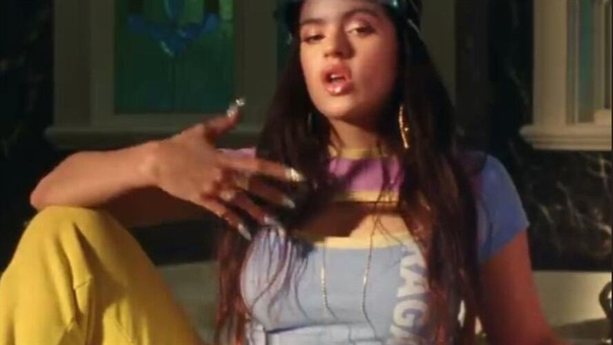 La cantante española usó un pantalón amarillo con una serpiente en el video de 'Yo x ti, Tú x mi'.. Foto: Captura de Youtube