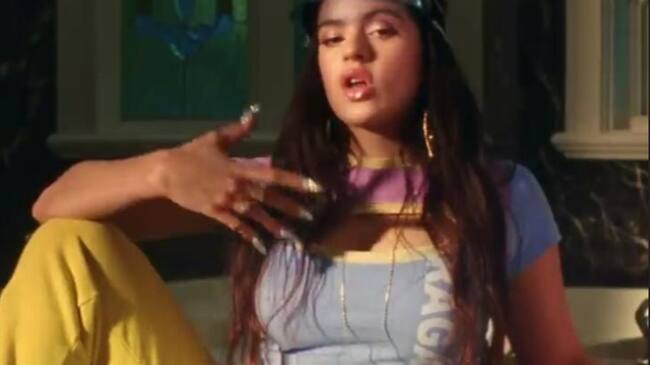 La cantante española usó un pantalón amarillo con una serpiente en el video de 'Yo x ti, Tú x mi'.. Foto: Captura de Youtube