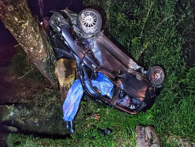 El vehículo quedó totalmente destruido y suspendido en un árbol. Crédito: Bomberos Popayán. 