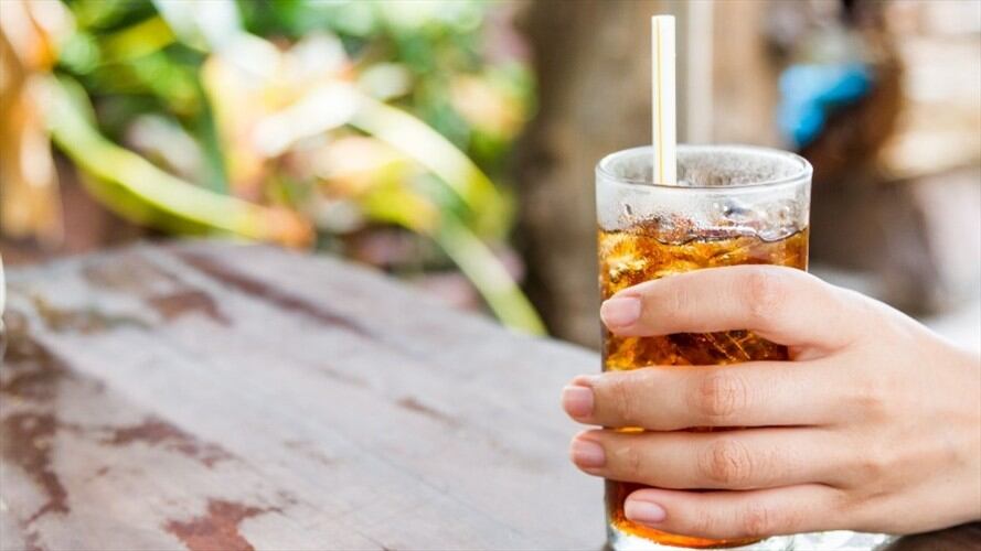Foto ilustrativa de un hombre con una gaseosa. Foto: Getty Images/fastfun23
