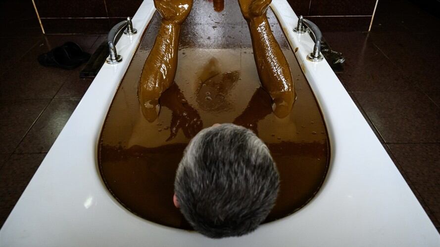 Sulfiya asegura que al cabo de 10 días de tratamiento en esta estación termal del Cáucaso redujo los medicamentos que toma para la poliartritis que sufre desde hace 12 años.. Foto: Agencia AFP